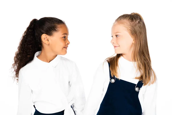 Deux Écolières Multiculturelles Mignonnes Regardant Isolées Sur Blanc — Photo