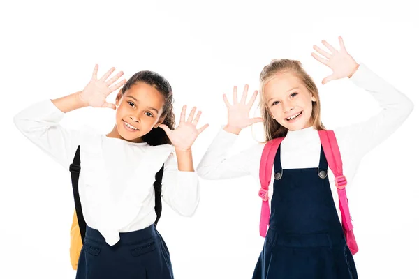Twee Lachende Multiculturele Schoolmeisjes Tonen Krijt Bevlekte Handen Geïsoleerd Wit — Stockfoto