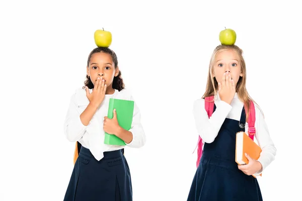 Dos Colegialas Multiculturales Conmocionadas Con Manzanas Cabeza Que Cubren Boca — Foto de Stock