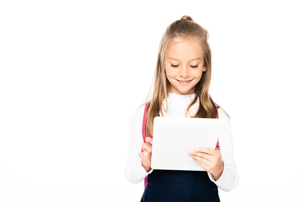 Nettes Schulmädchen Lächelt Während Sie Digitales Tablet Isoliert Auf Weißem — Stockfoto