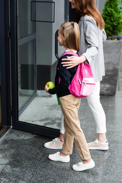 Vista Ritagliata Della Madre Che Entra Scuola Insieme Alla Figlia — Foto Stock