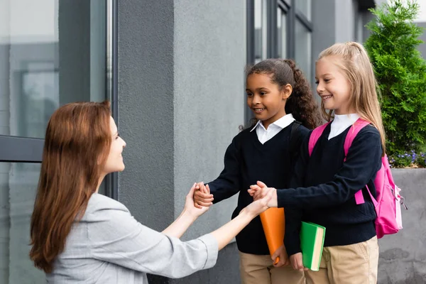 Feliz Madre Cogida Mano Las Hijas Sonriendo Sosteniendo Libros — Foto de Stock