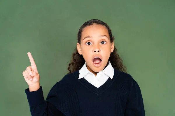 Chockad Afrikansk Amerikansk Schoolgirl Visar Idé Gest Stående Nära Green — Stockfoto