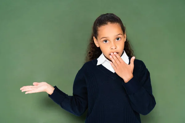 Sorprendió Colegiala Afroamericana Cubriendo Boca Con Mano Señalando Con Mano — Foto de Stock