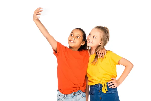 Neşeli Afrikalı Amerikalı Çocuk Beyaz Izole Gülümseyen Arkadaşı Ile Selfie — Stok fotoğraf