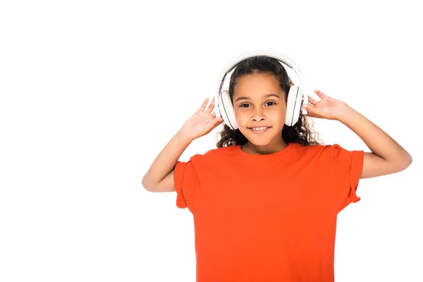 Χαρούμενο Αφρικανικό Αμερικάνικο Παιδί Ακούγοντας Μουσική Στα Ακουστικά Που Απομονώθηκαν — Φωτογραφία Αρχείου