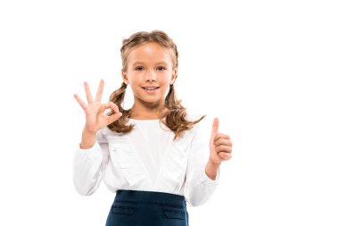mutlu çocuk başparmak ve ok işareti beyaz izole gösteren 