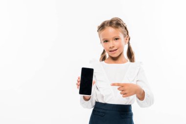 beyaz izole boş ekran ile akıllı telefon parmak ile işaret mutlu çocuk 