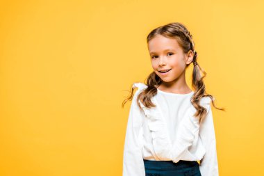 turuncu izole ayakta mutlu ve sevimli okul çocuğu 