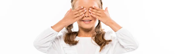 Tiro Panorâmico Criança Feliz Cobrindo Olhos Com Mãos Isoladas Branco — Fotografia de Stock