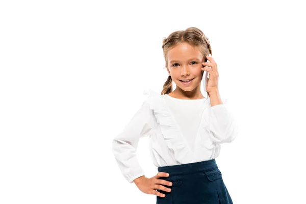 Pozytywne Dziecko Stojący Ręki Biodrze Rozmawiając Smartfonie Białym Tle — Zdjęcie stockowe