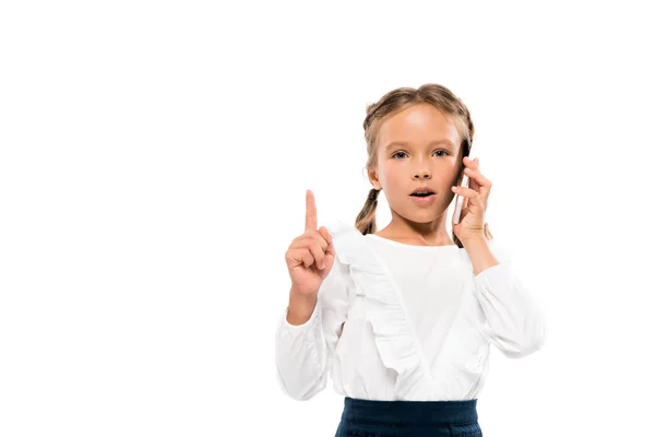 Lindo Niño Teniendo Idea Mientras Habla Teléfono Inteligente Aislado Blanco — Foto de Stock