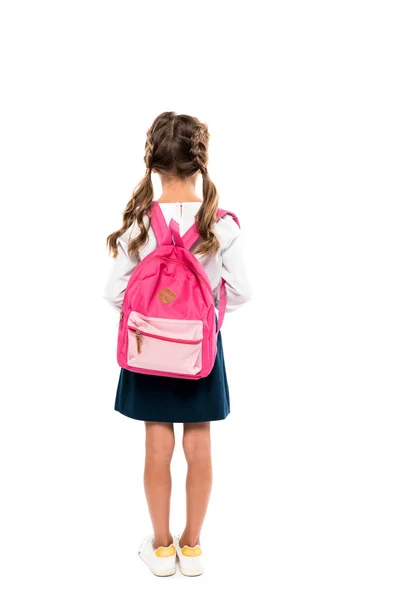 白に隔離されたピンクのバックパックで立っている小学生の背面図 — ストック写真