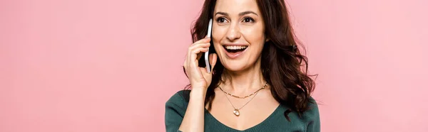 Panoramatický Záběr Šťastné Ženy Mluvící Telefonu Smartphone Izolovaný Růžovém — Stock fotografie
