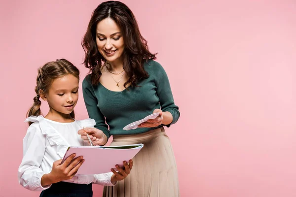 Boldog Anya Közelében Álló Aranyos Lánya Festészet Elszigetelt Rózsaszín — Stock Fotó