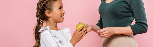 Colpo Panoramico Madre Dando Mela Saporita Figlia Carina Isolata Rosa — Foto Stock