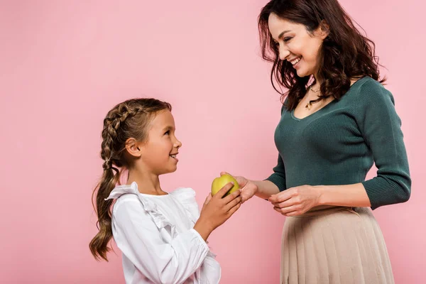 Boldog Anya Amely Ízletes Almát Aranyos Lánya Izolált Rózsaszín — Stock Fotó