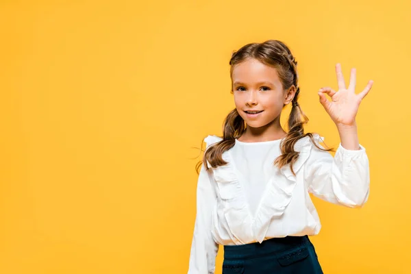 Glückliches Kind Zeigt Zeichen Isoliert Auf Orange — Stockfoto