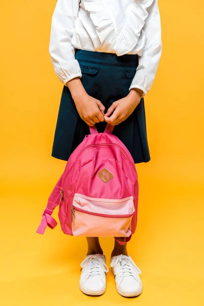 Vista Recortada Del Colegial Sosteniendo Mochila Pie Naranja — Foto de Stock