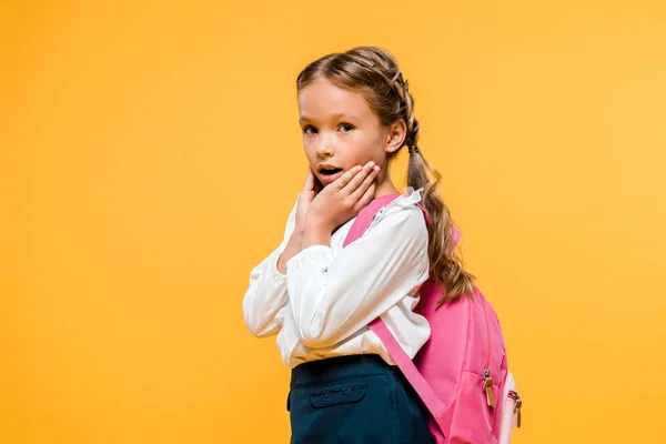 Sorprendido Niño Tocando Cara Mirando Cámara Aislada Naranja — Foto de Stock