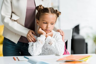 üzgün çocuğun omuzları dokunmadan anne kırpılmış görünümü 