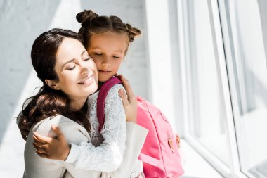 sevimli kızı sarılma kapalı gözleri ile mutlu anne 