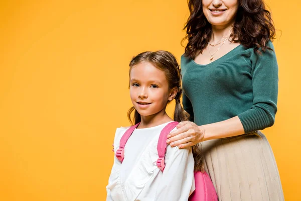 オレンジ色に孤立した娘の肩に触れる母親のトリミングされたビュー — ストック写真