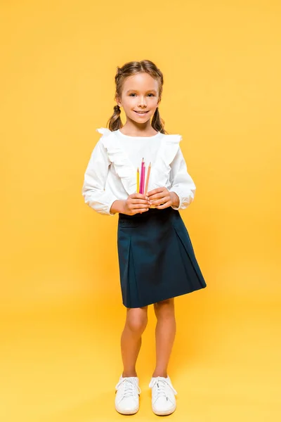 Glückliches Schulkind Mit Buntstiften Auf Orange — Stockfoto