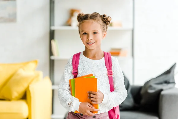 Glückliches Schulmädchen Mit Rucksack Und Büchern Der Hand — Stockfoto