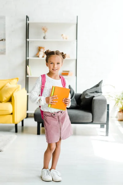 Scolaretta Felice Piedi Con Zaino Libri Mano Casa — Foto Stock