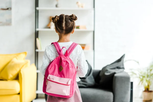 自宅でピンクのバックパックで立っているかわいい女子高生のバックビュー — ストック写真