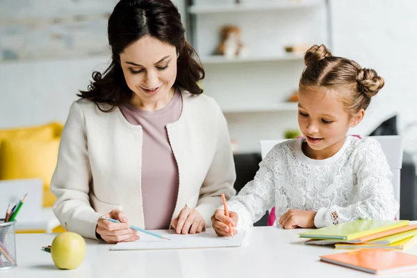 Mãe Alegre Filha Desenho Papel — Fotografia de Stock