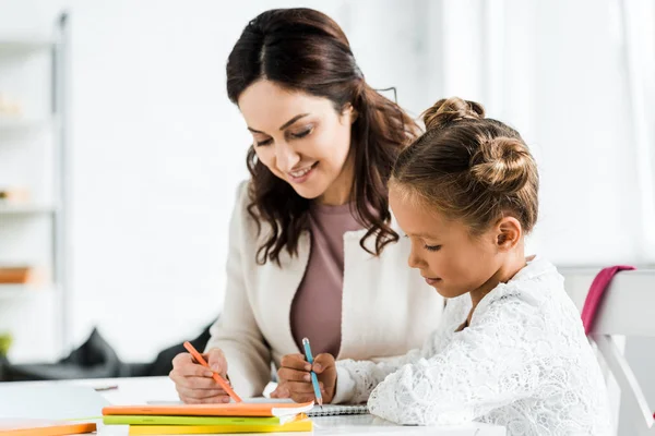 Lycklig Mamma Ritning Med Söt Dotter Hemma — Stockfoto