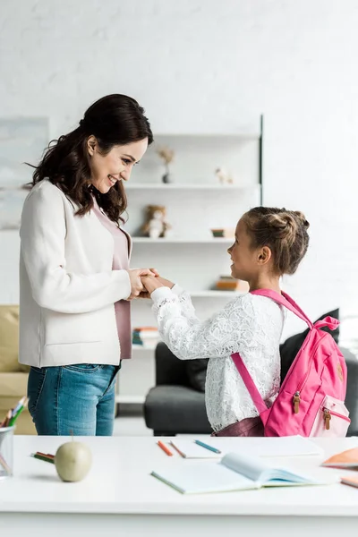 Feliz Madre Cogida Mano Con Colegiala Casa —  Fotos de Stock