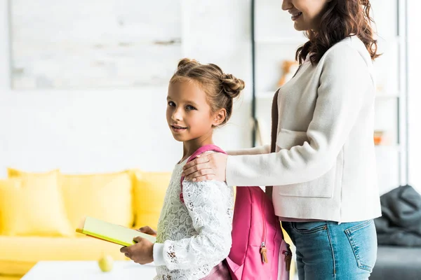 Vista Ritagliata Madre Che Tocca Spalle Figlia Con Libro — Foto Stock