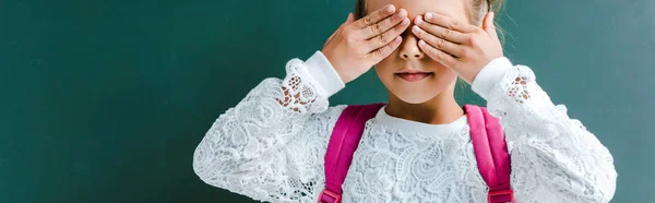 Panoramaaufnahme Eines Niedlichen Kindes Das Augen Mit Grünen Händen Bedeckt — Stockfoto