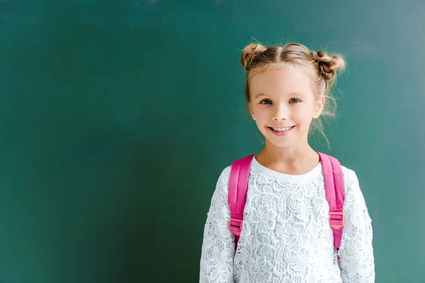 Szczęśliwy Dzieciak Uśmiechnięty Stojąc Plecakiem Zielono — Zdjęcie stockowe