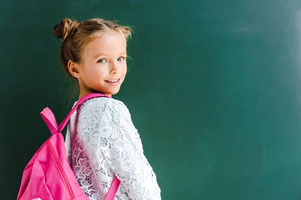 Glückliches Schulkind Lächelt Während Mit Rucksack Auf Grün Steht — Stockfoto