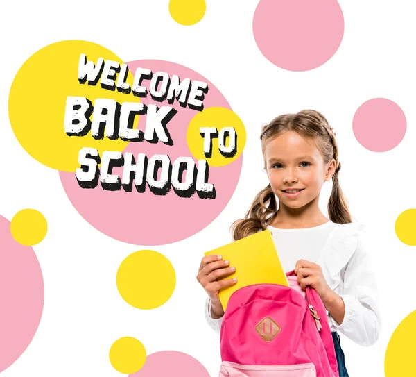 Niño Sonriente Poniendo Libro Mochila Rosa Cerca Escuela Letras Blanco — Foto de Stock