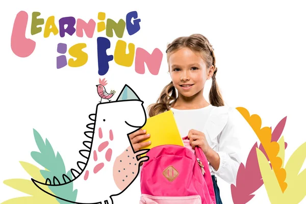 Niño Sonriente Poniendo Libro Mochila Rosa Cerca Aprender Divertido Letras — Foto de Stock