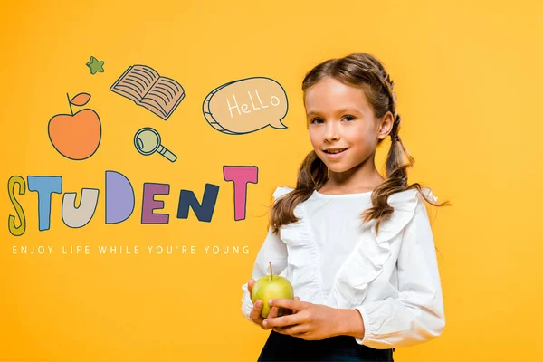 Щаслива Школярка Тримає Смачне Яблуко Поруч Студентським Написом Апельсині — стокове фото
