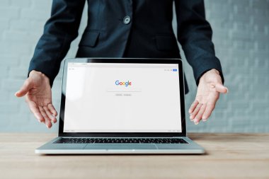Kiev, Ukrayna - 5 Ağustos 2019: ekranda google web sitesi ile dizüstü yakın kadın gesturing kırpılmış görünümü 