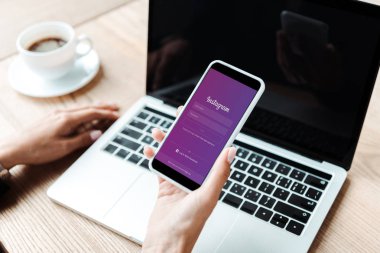 Kiev, Ukrayna - 5 Ağustos 2019: instagram uygulaması ile akıllı telefon tutan kadının kırpılmış görünümü 