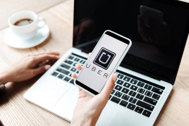 Kiev, Ukrayna - 5 Ağustos 2019: uber uygulaması ile akıllı telefon tutan kadının kırpılmış görünümü 