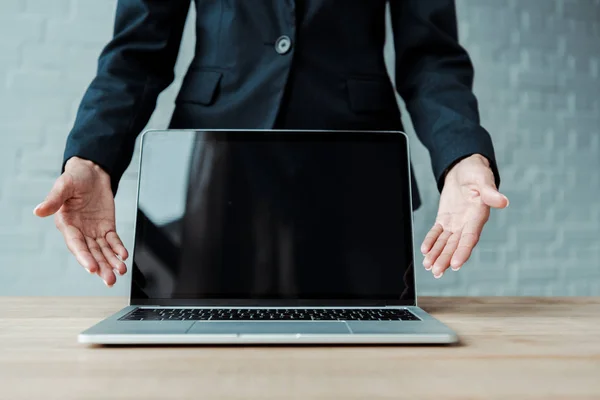 Vista Cortada Mulher Gestos Perto Laptop Com Tela Branco — Fotografia de Stock