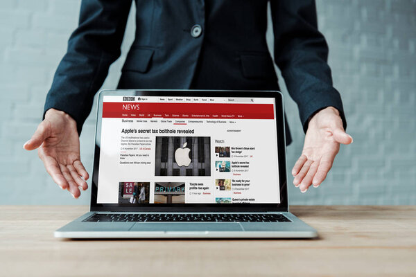 КИЕВ, УКРАИНА - 5 августа 2019 года: обрезанный вид женщины, жестикулирующей возле ноутбука с веб-сайтом bbC на экране
 