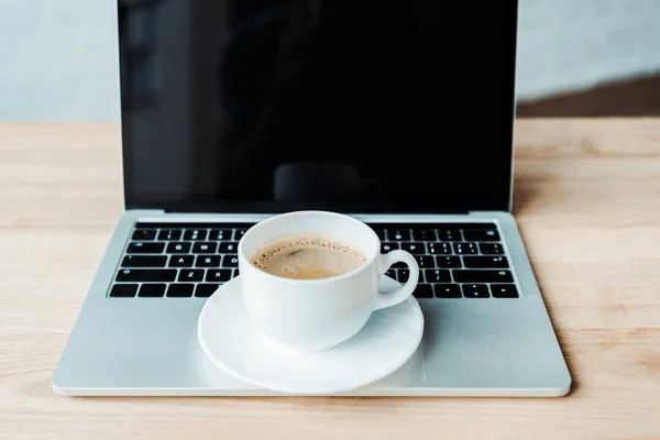Xícara Café Laptop Com Tela Branco Escritório — Fotografia de Stock
