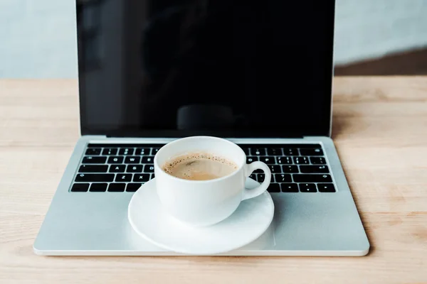 Taza Café Ordenador Portátil Con Pantalla Blanco Oficina —  Fotos de Stock