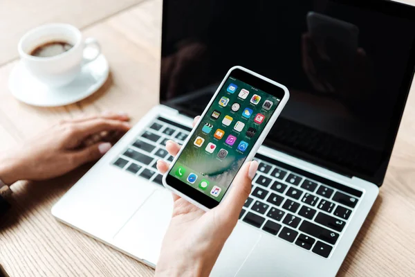 Quiiv Ucrânia Agosto 2019 Visão Recortada Mulher Segurando Iphone Escritório — Fotografia de Stock