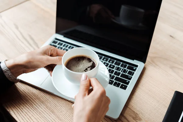 Vista Cortada Empresária Segurando Xícara Café Perto Laptop Com Tela — Fotografia de Stock